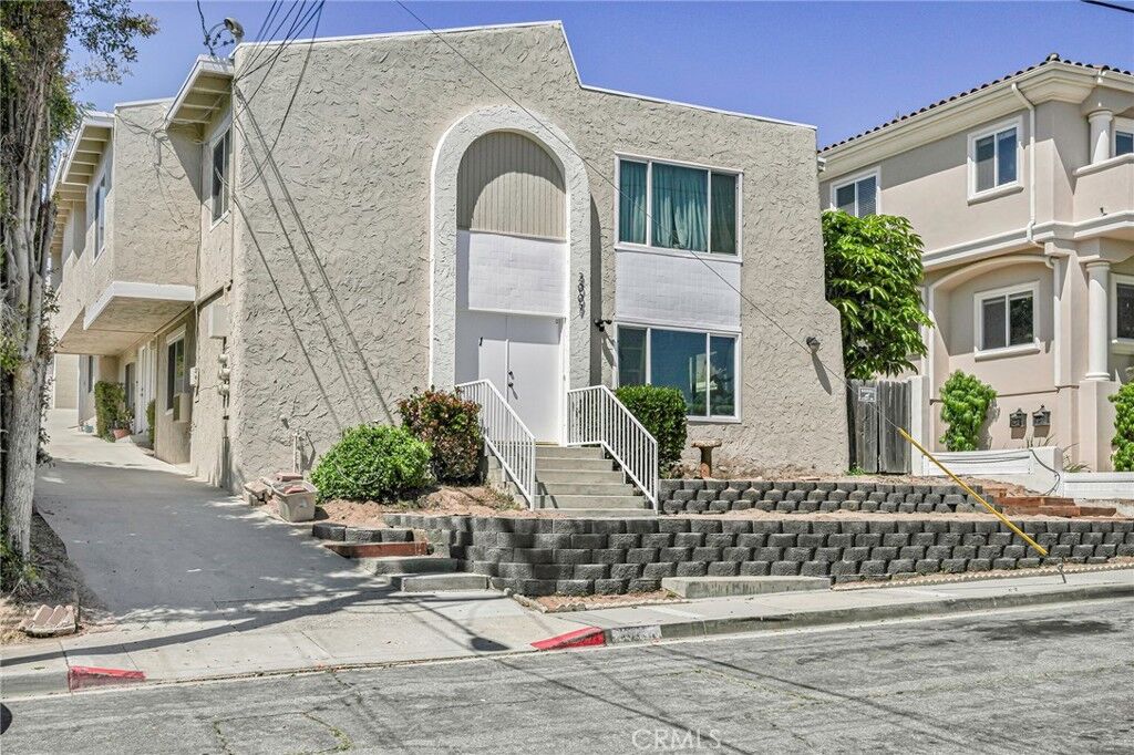 Property Photo: 2007 Huntington Lane CA 90278