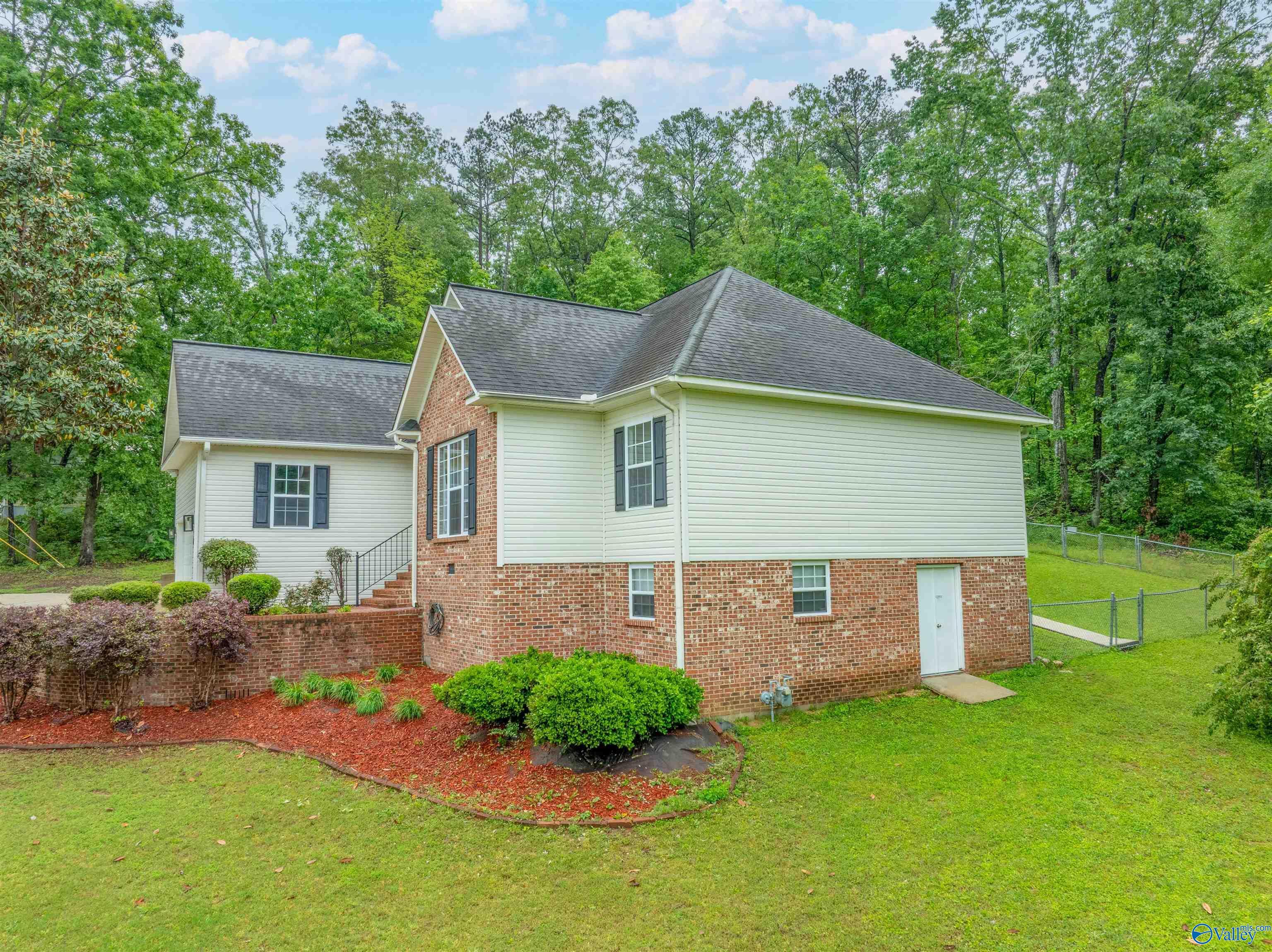 Property Photo: 2115 James Drive AL 35907