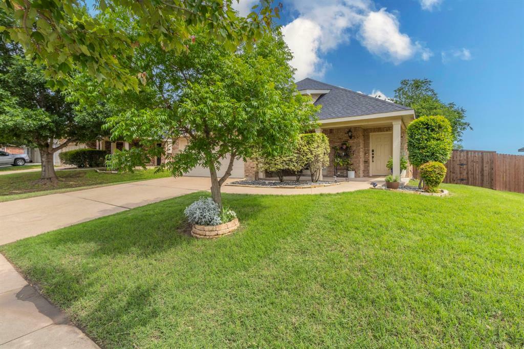 Property Photo: 1100 Thicket Drive TX 76063