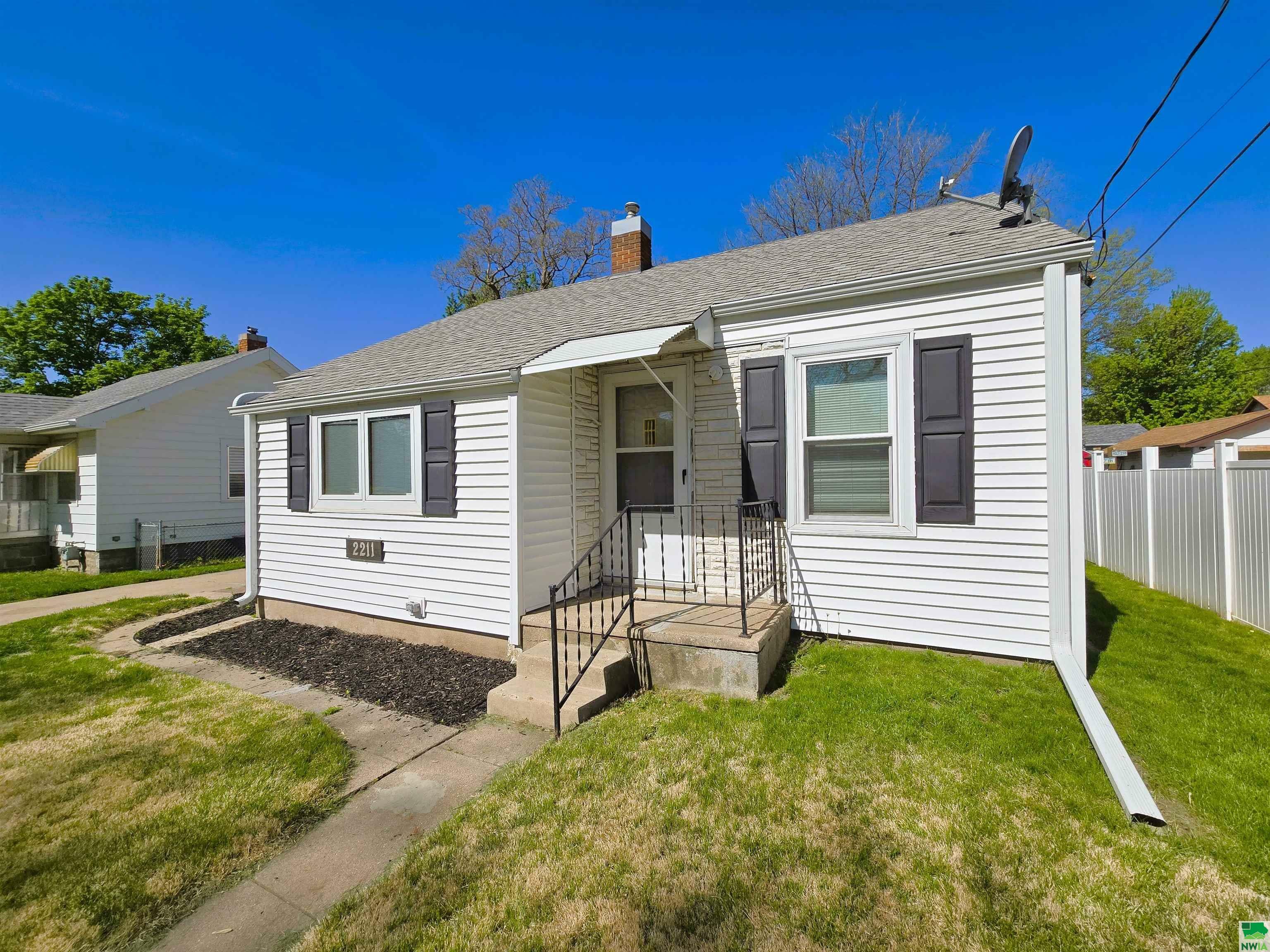 Property Photo: 2211 S Alice St IA 51106