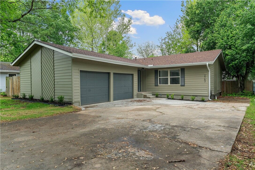 Property Photo:  2757 N Villa Boulevard  AR 72703 