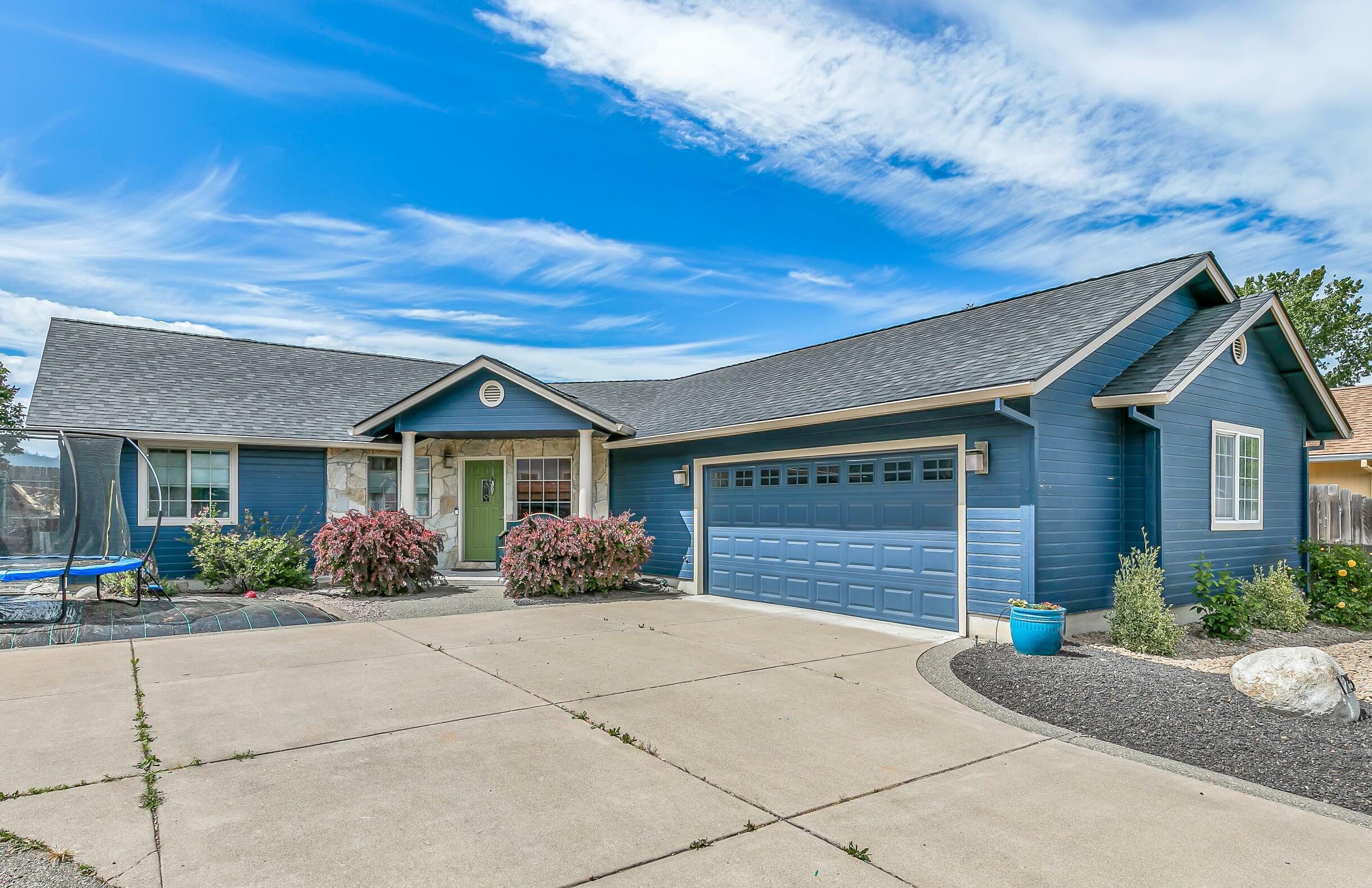 Property Photo: 125 Arnos Street OR 97540