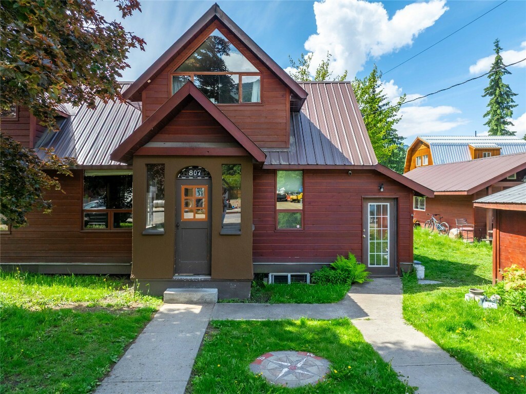 Property Photo: 807 Oscar Street BC V0E 2S0