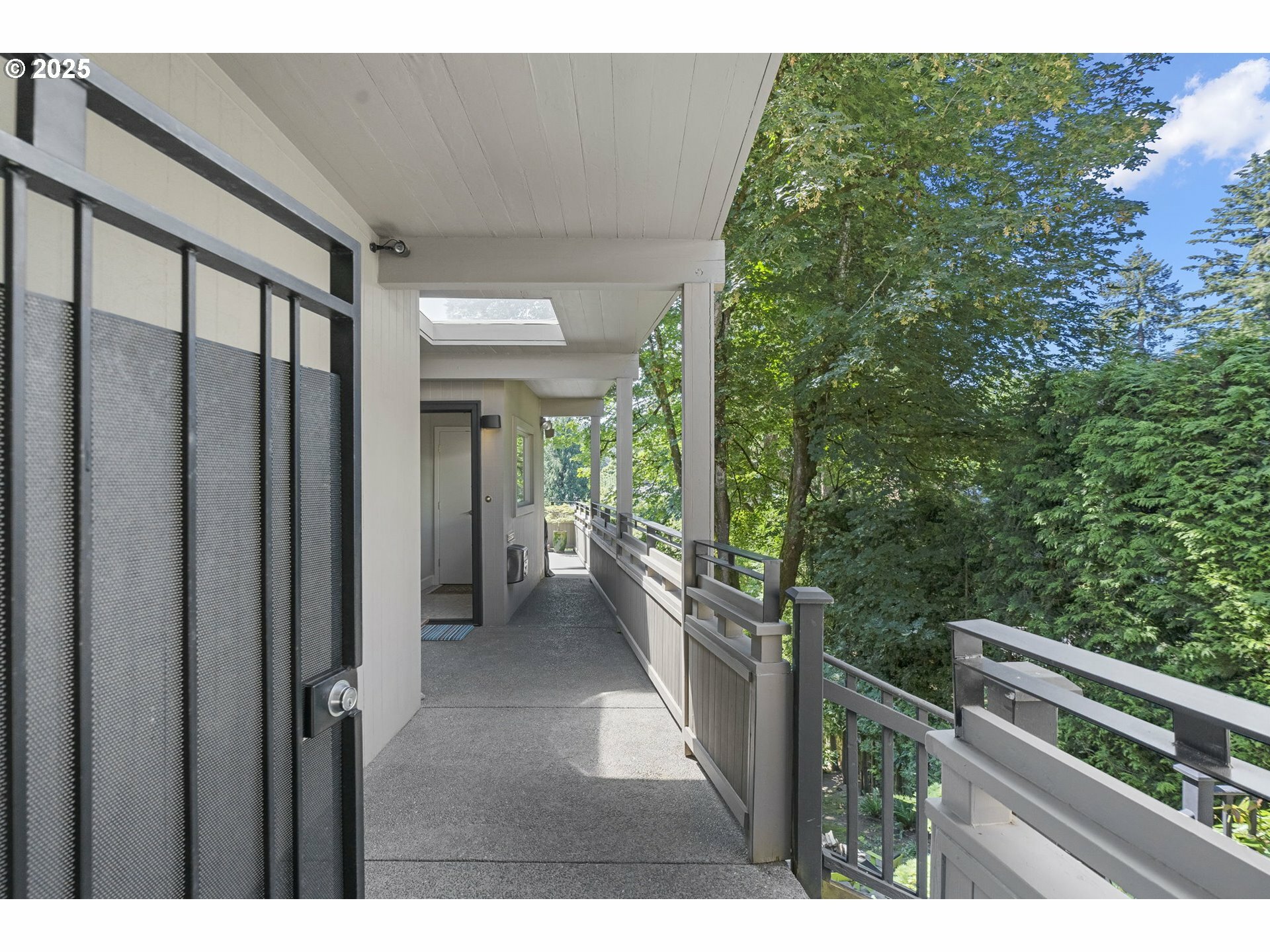 Property Photo: 2588 SW Ravensview Dr OR 97201