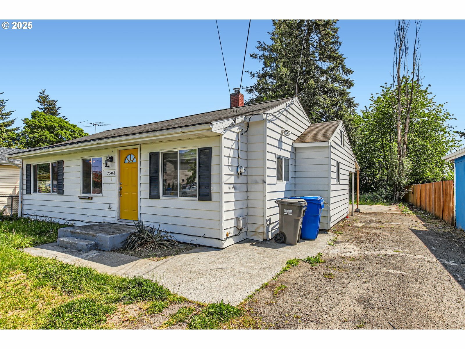 Property Photo: 7508 SE Ogden St OR 97206