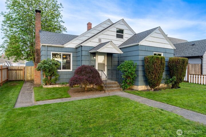 Property Photo: 721 4th Street SE WA 98372