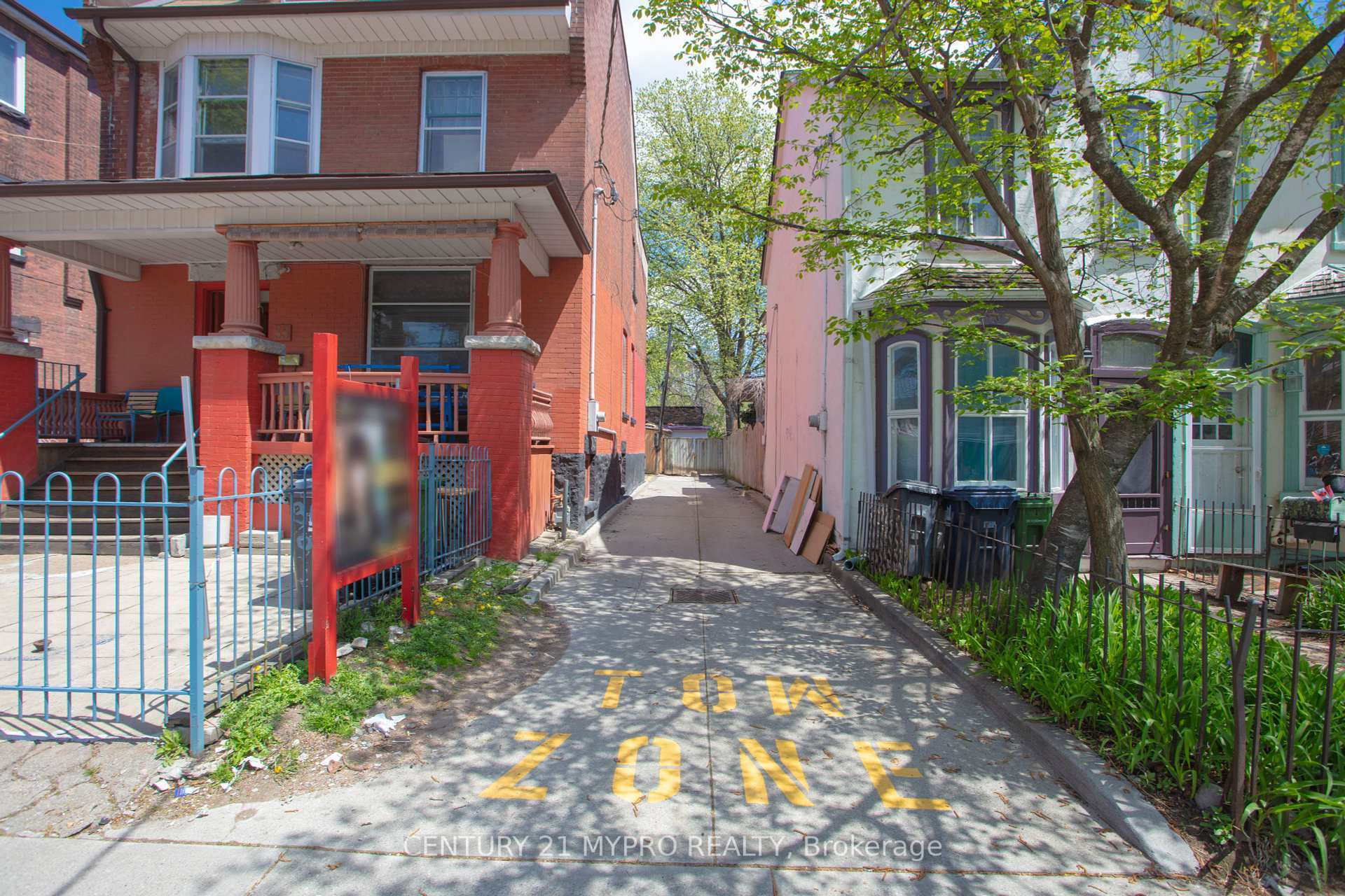 Photo de la propriété: 35 Huron Street ON M5T 2A4