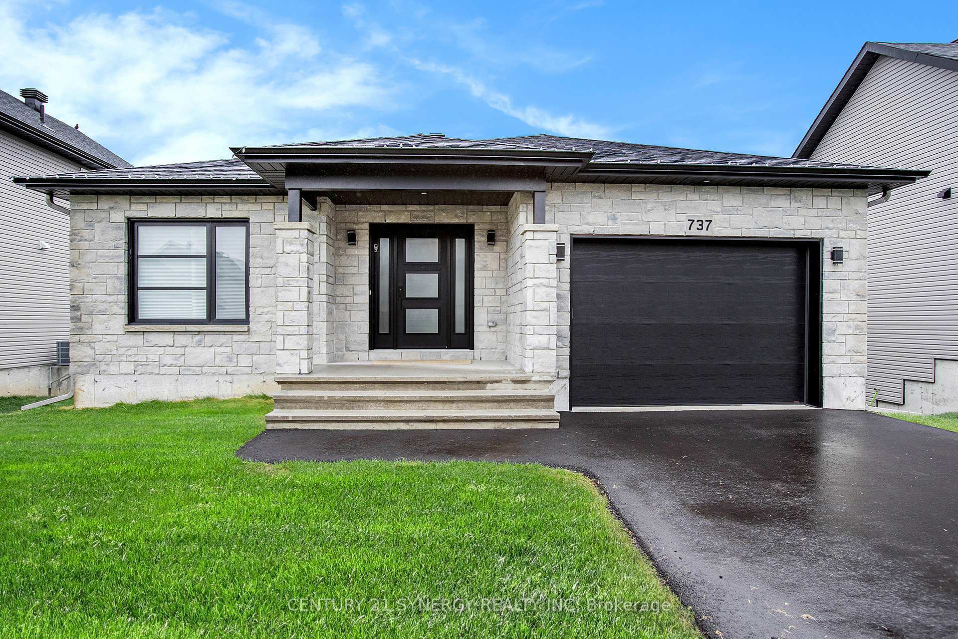 Property Photo: 737 Walton Street ON K6H 0J2