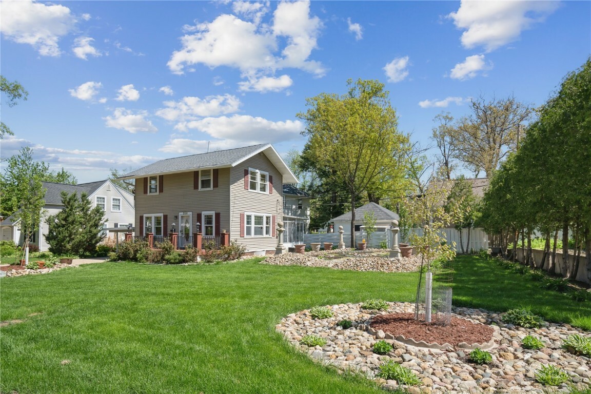 Property Photo:  350 Woodland Drive SE  IA 52403 