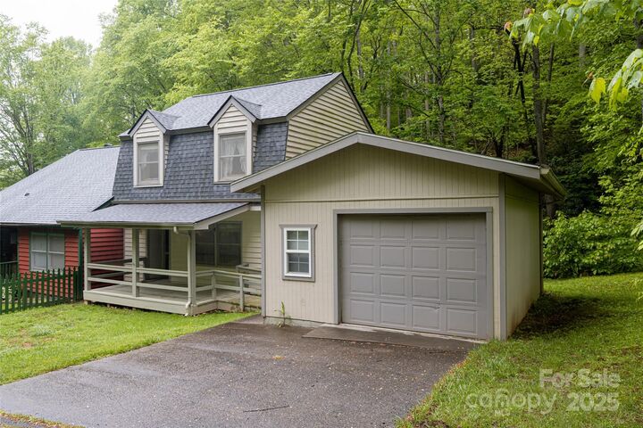 Property Photo: 5 Creekside Drive NC 28751