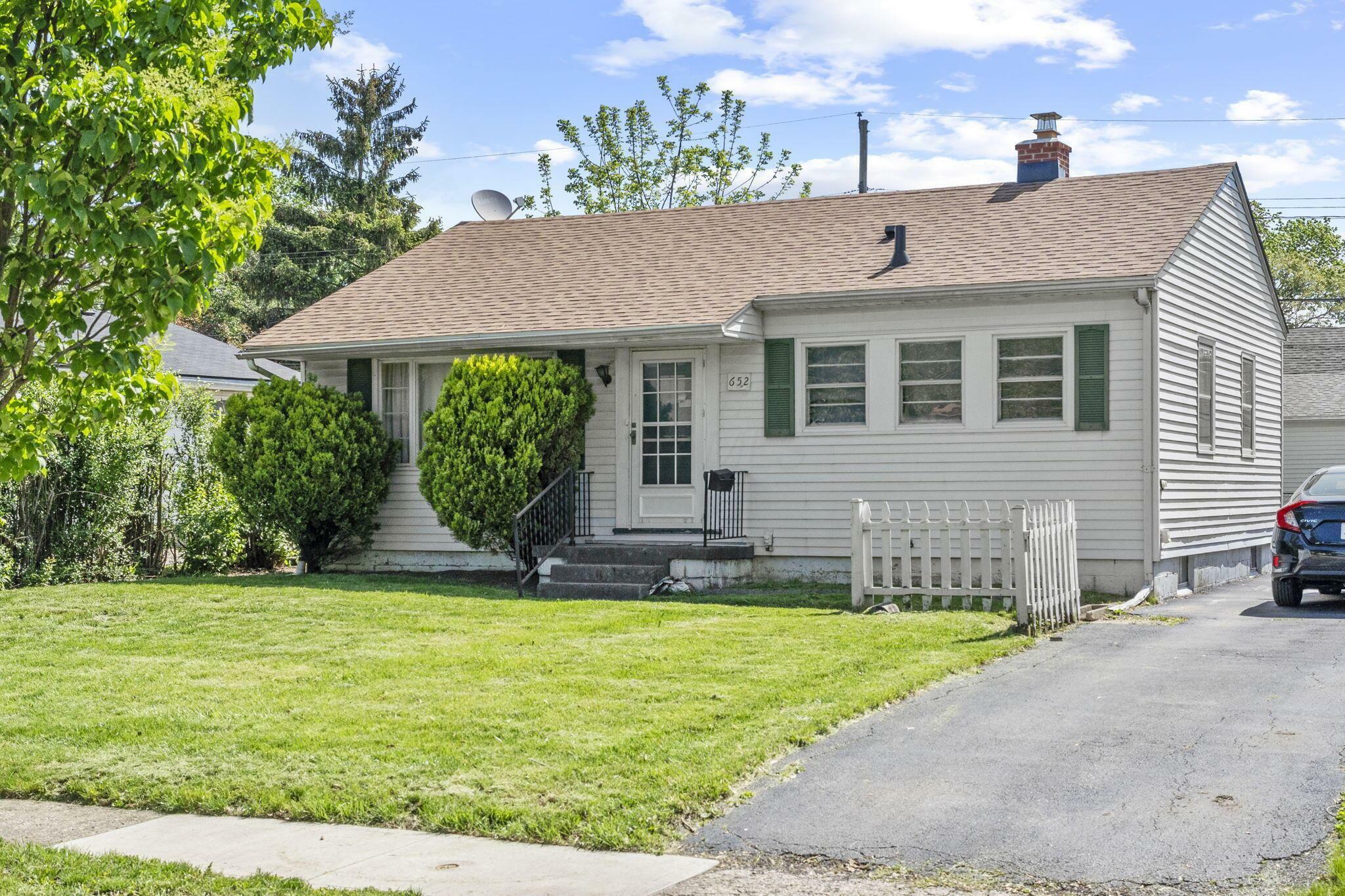 Property Photo: 652 Georgian Drive OH 43228