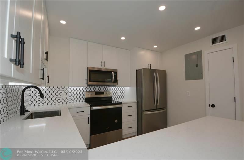 Property Photo: 5100 Dupont Blvd 6G FL 33308