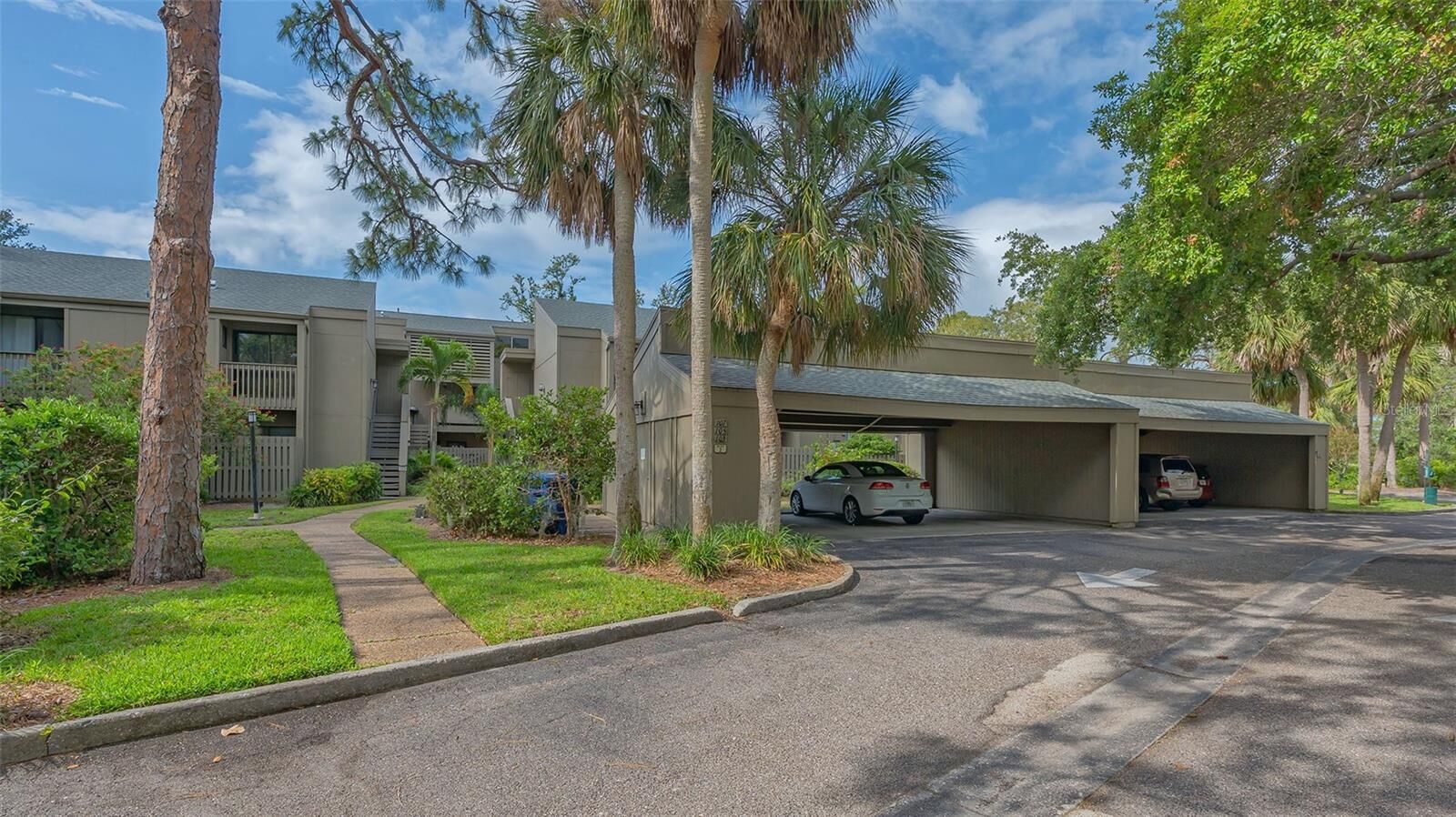 Property Photo: 107 Woodland Place 107 FL 34229