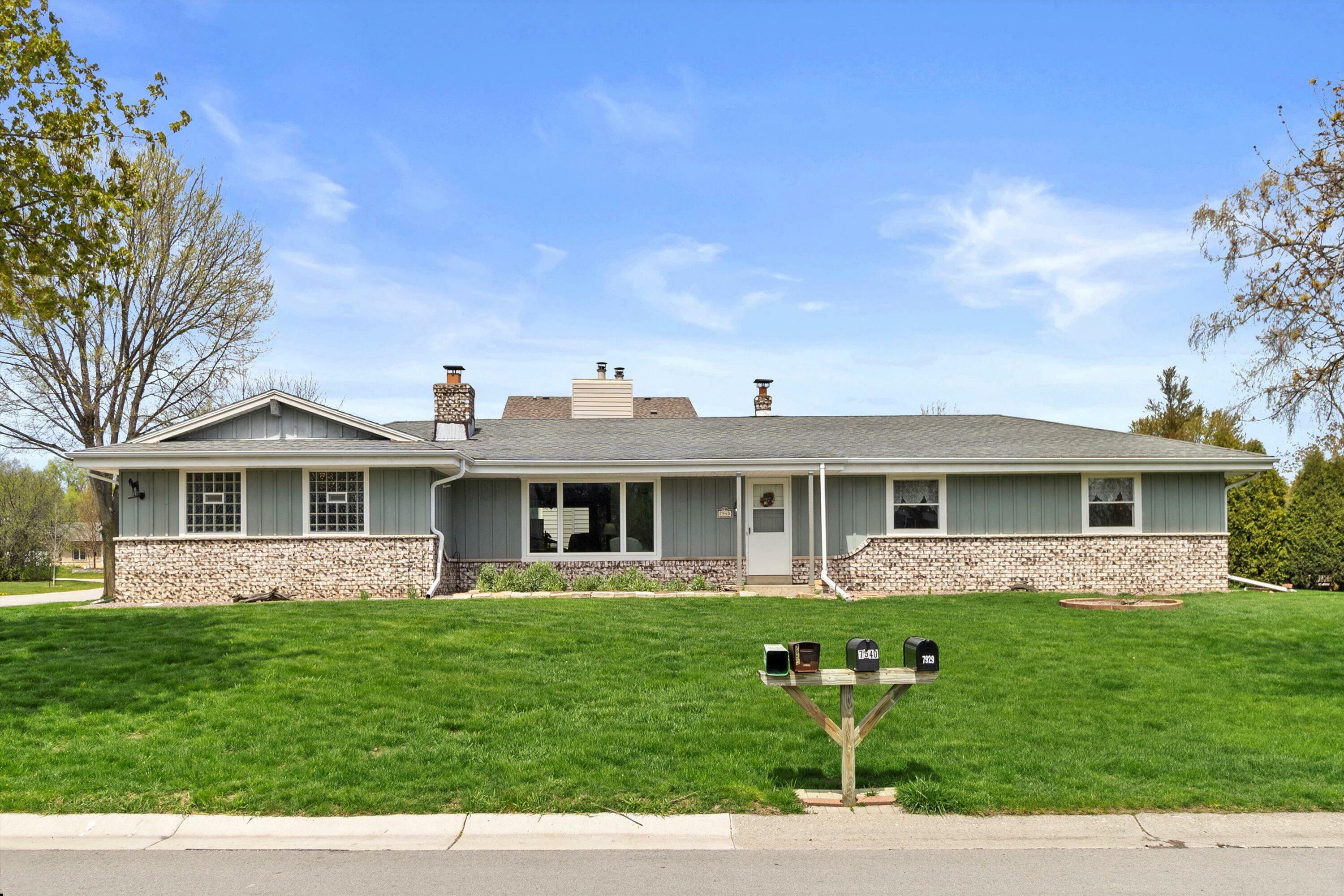 7940 W Coventry Dr  Franklin WI 53132 photo