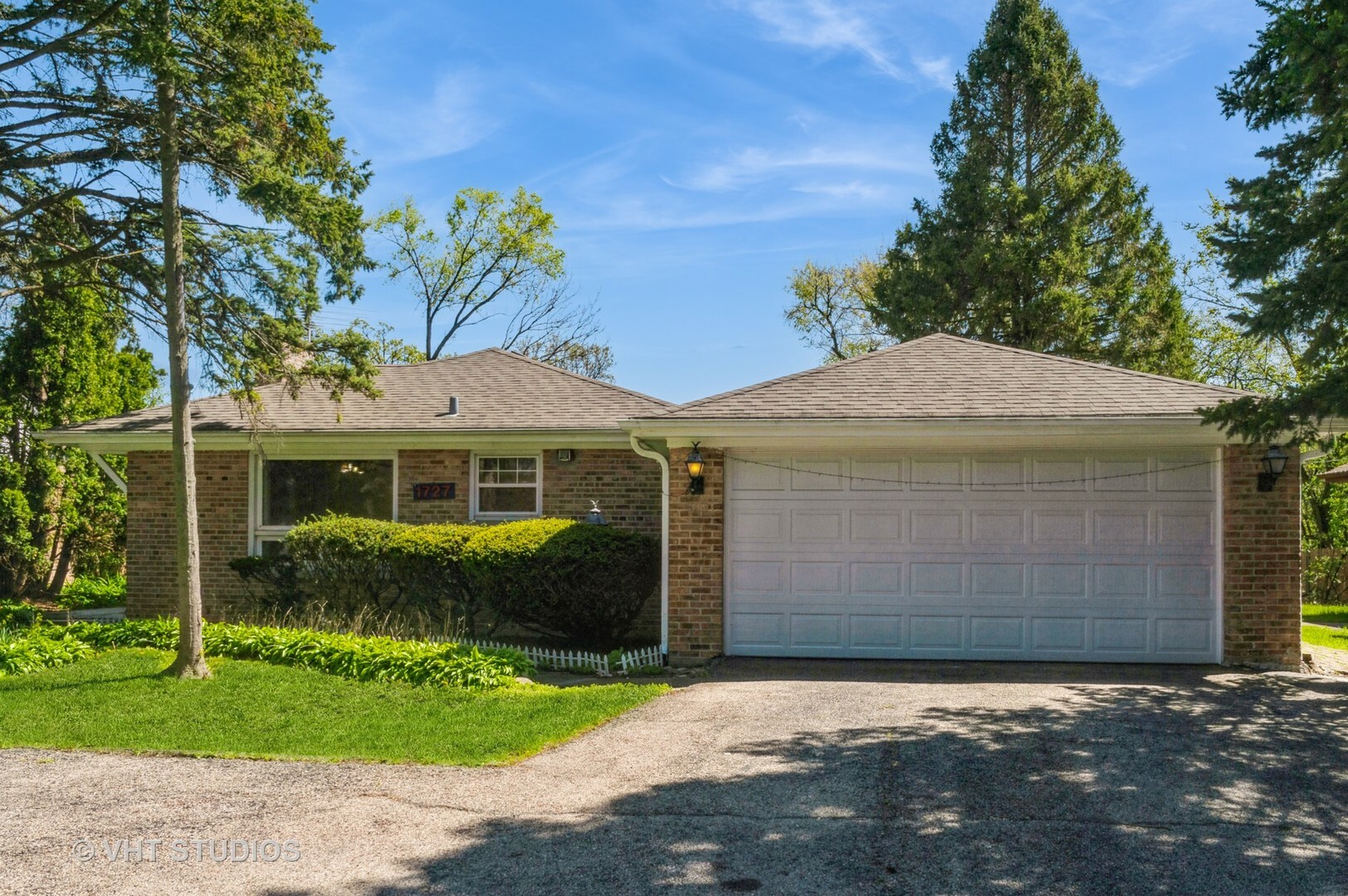 Property Photo: 1727 Dundee Road IL 60062