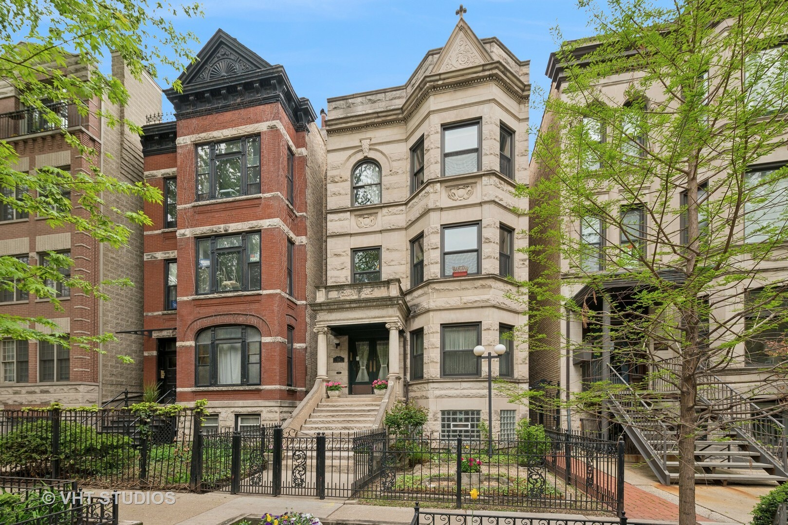 Property Photo: 714 W Briar Place IL 60657