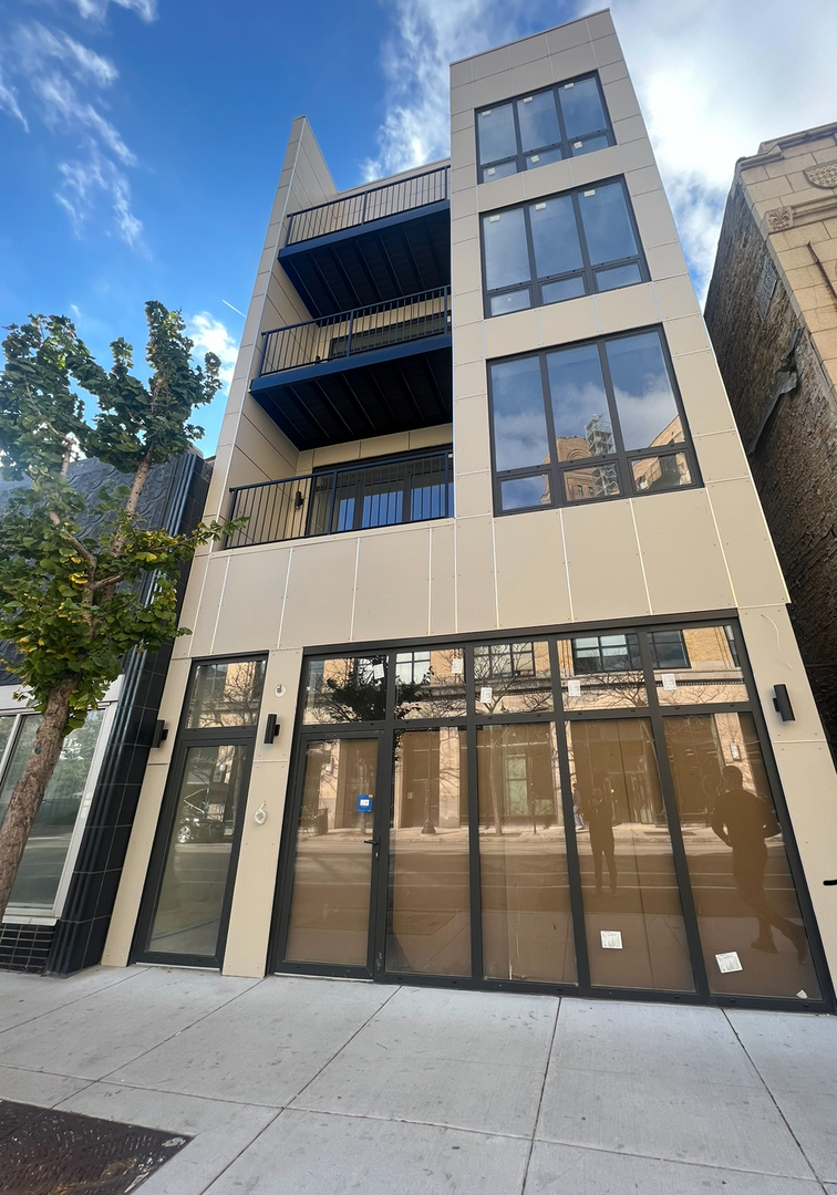 Property Photo: 3244 N Lincoln Avenue 2E IL 60657