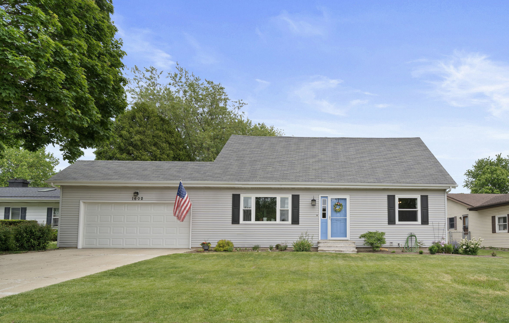 Property Photo: 1602 Pebblewood Drive IL 60178