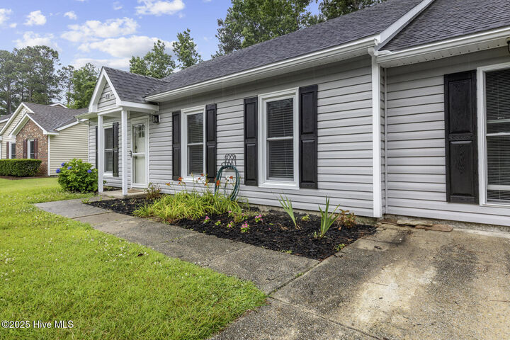 Property Photo: 208 E Lakeridge Landing NC 28546