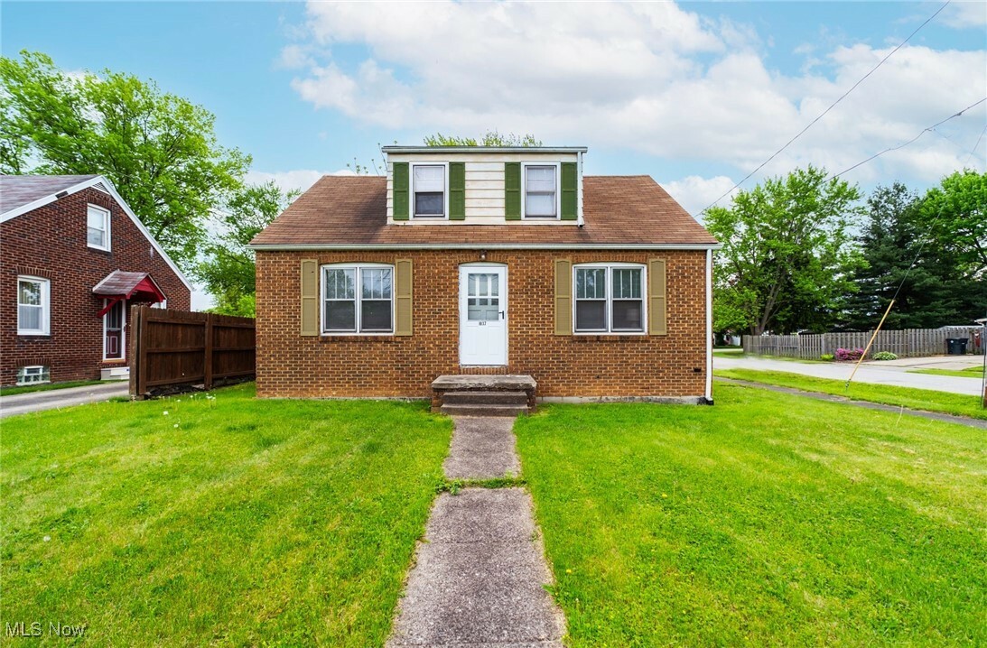 Property Photo: 1037 Francis Avenue SE OH 44484