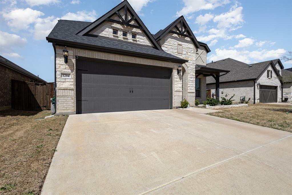 Property Photo: 1204 Manor Creek Way TX 76063