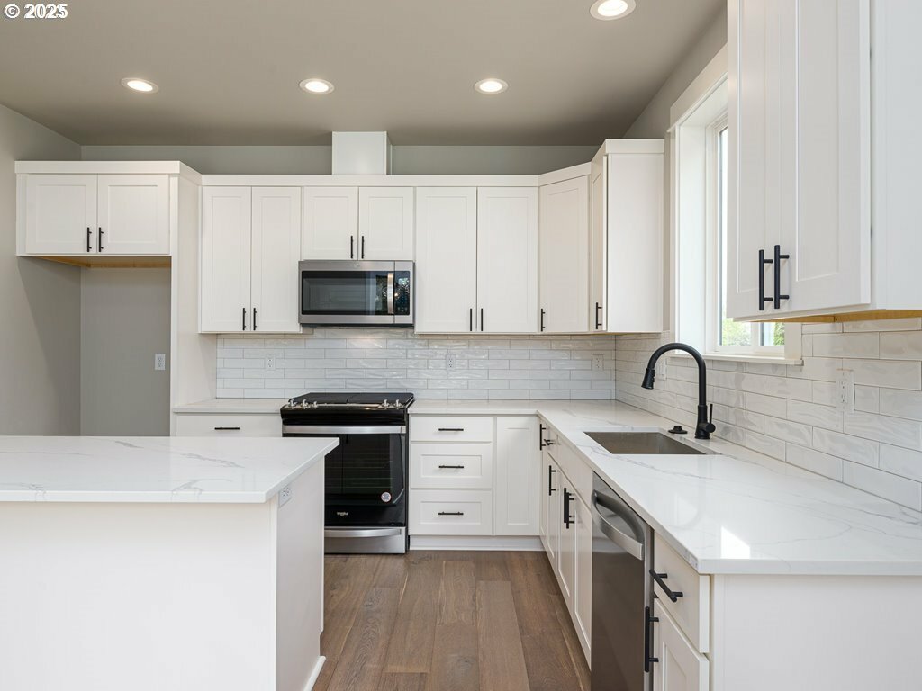 Property Photo: 2257 SW Phyllis Pl OR 97080