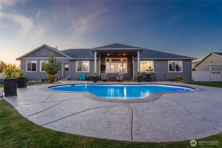 Property Photo: 1001 S Webb Pl WA 98802