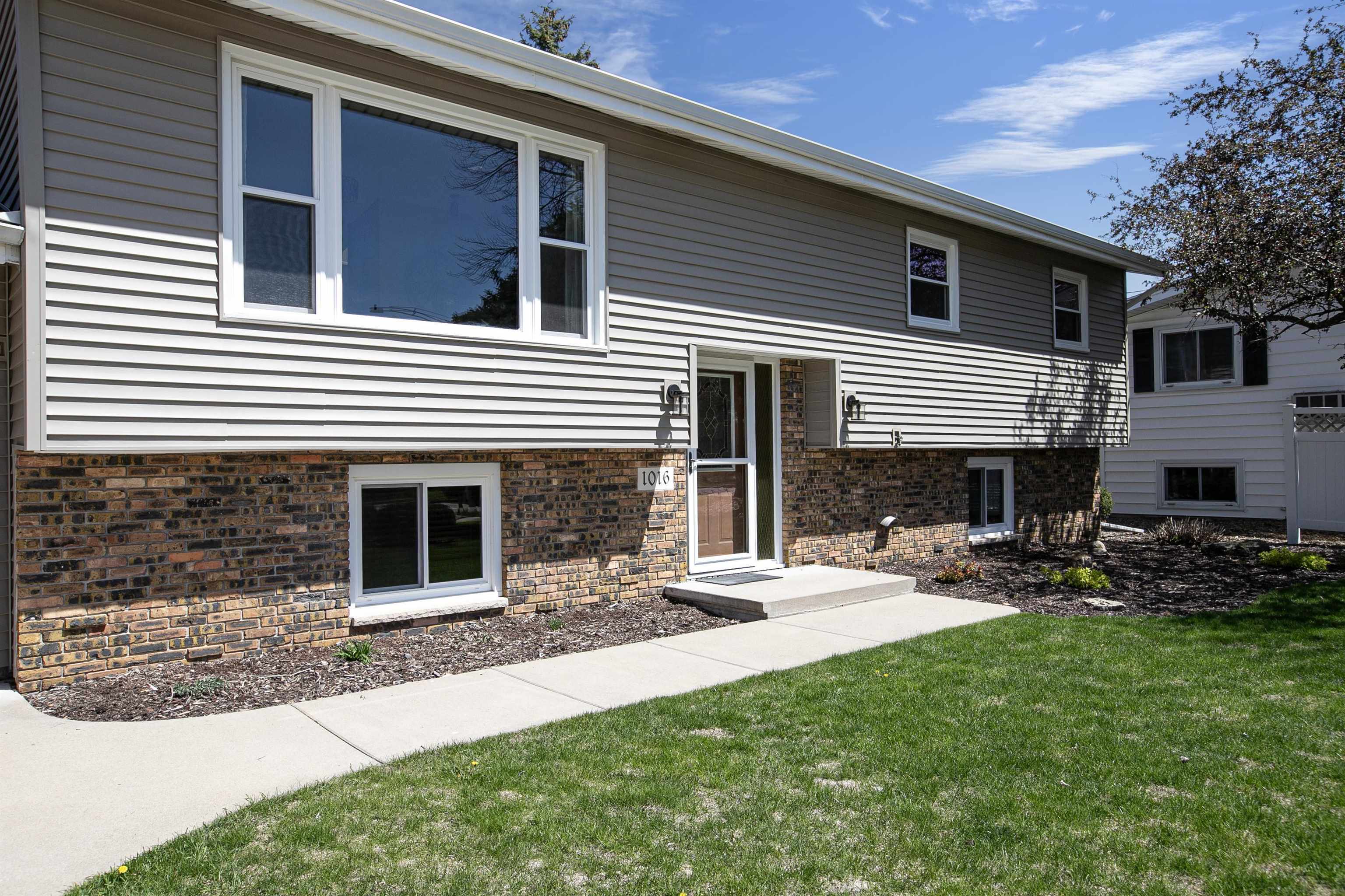 Property Photo: 1016 W Weiland Avenue WI 54914-2111