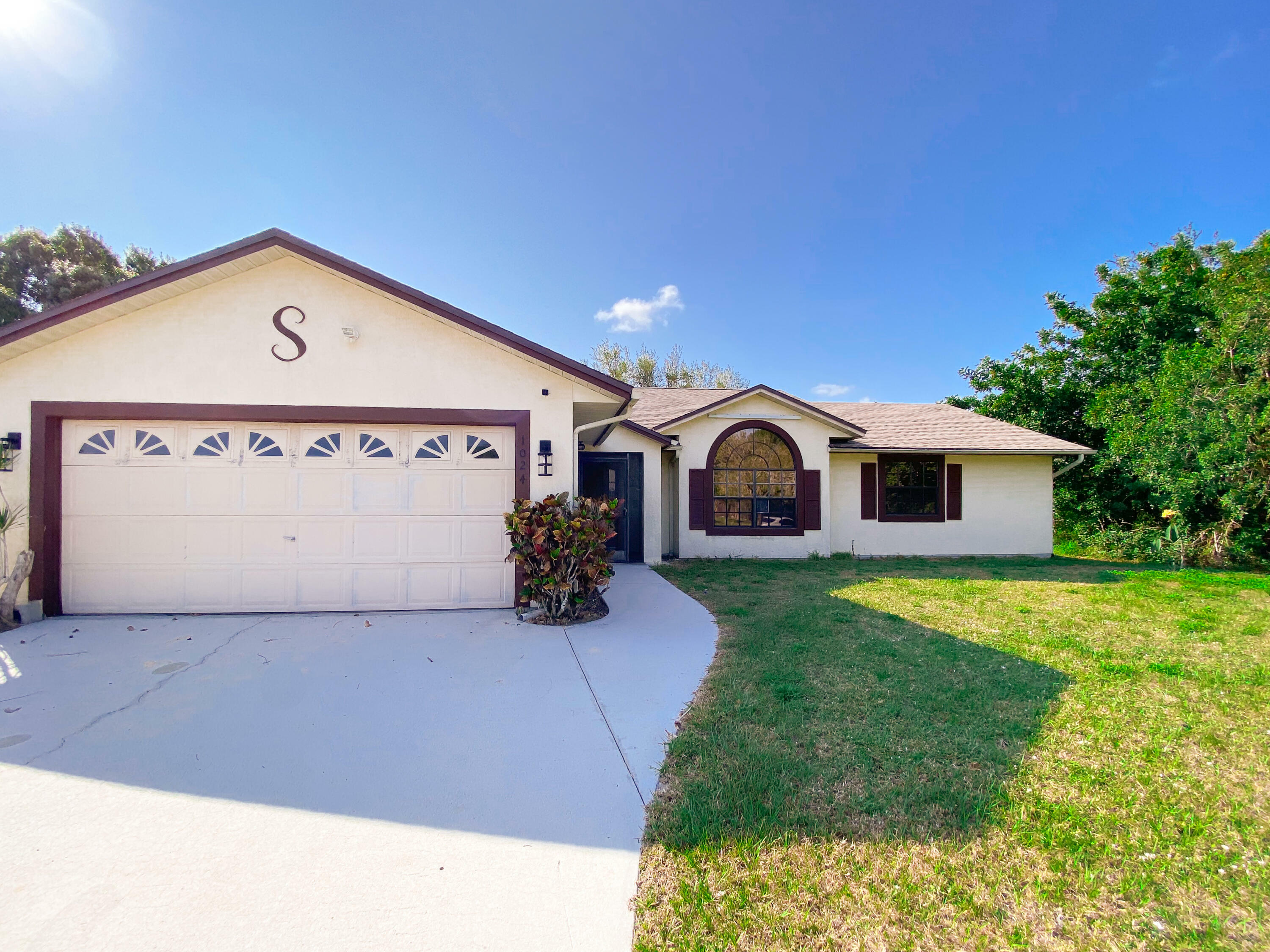Property Photo: 1024 SW Di Lido Lane FL 34953