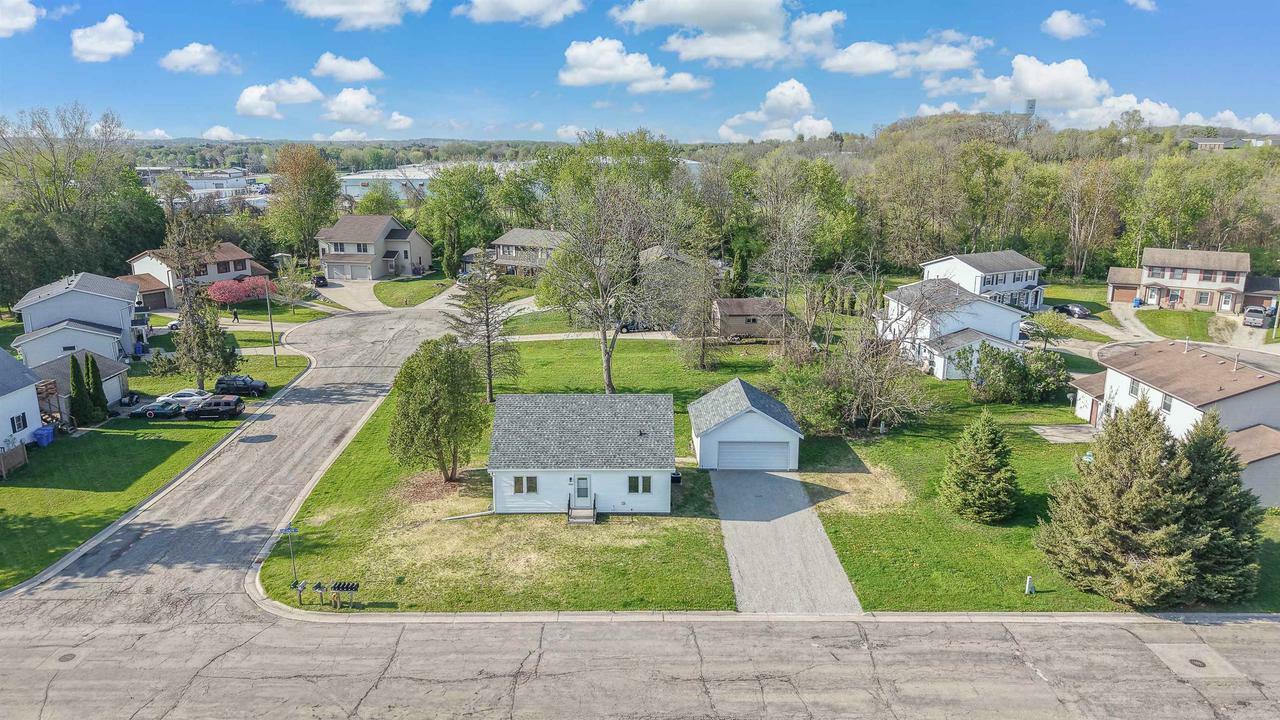 Property Photo: 1015 Meadow Street WI 53094