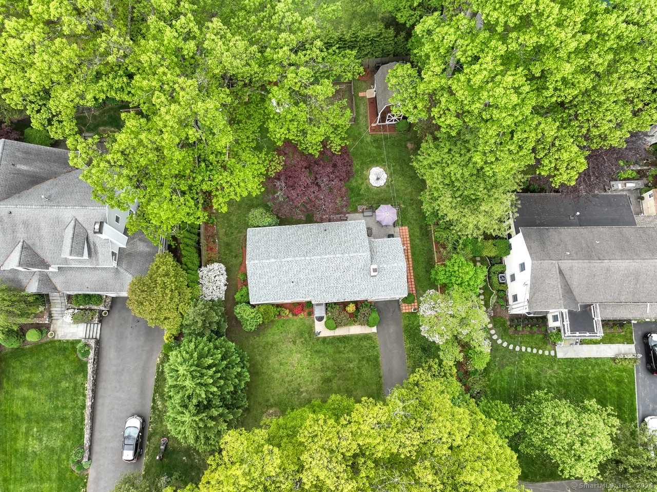 Property Photo:  20 Old Wagon Road  CT 06870 