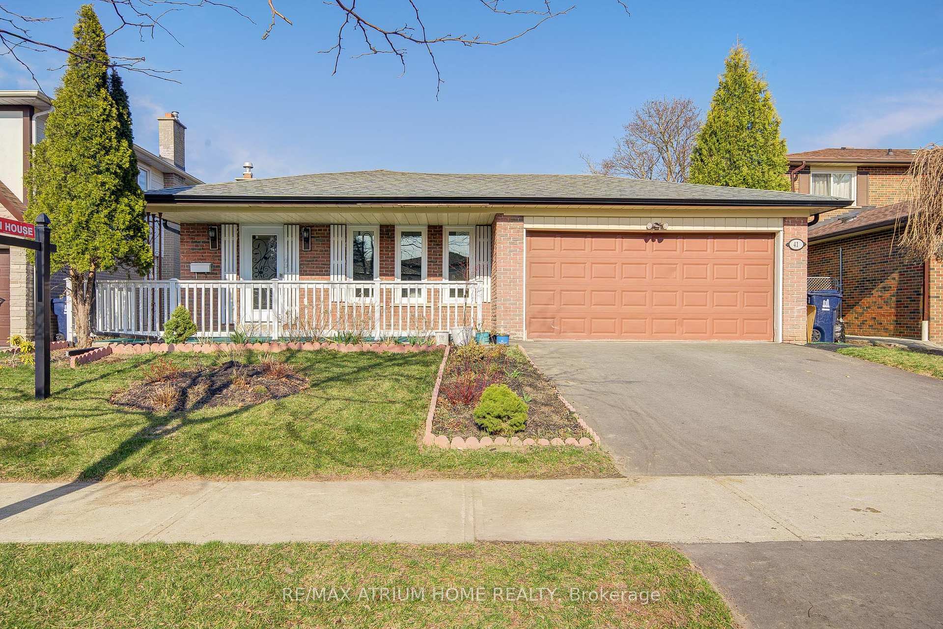 Property Photo: 41 Davisbrook Boulevard ON M1T 2H6