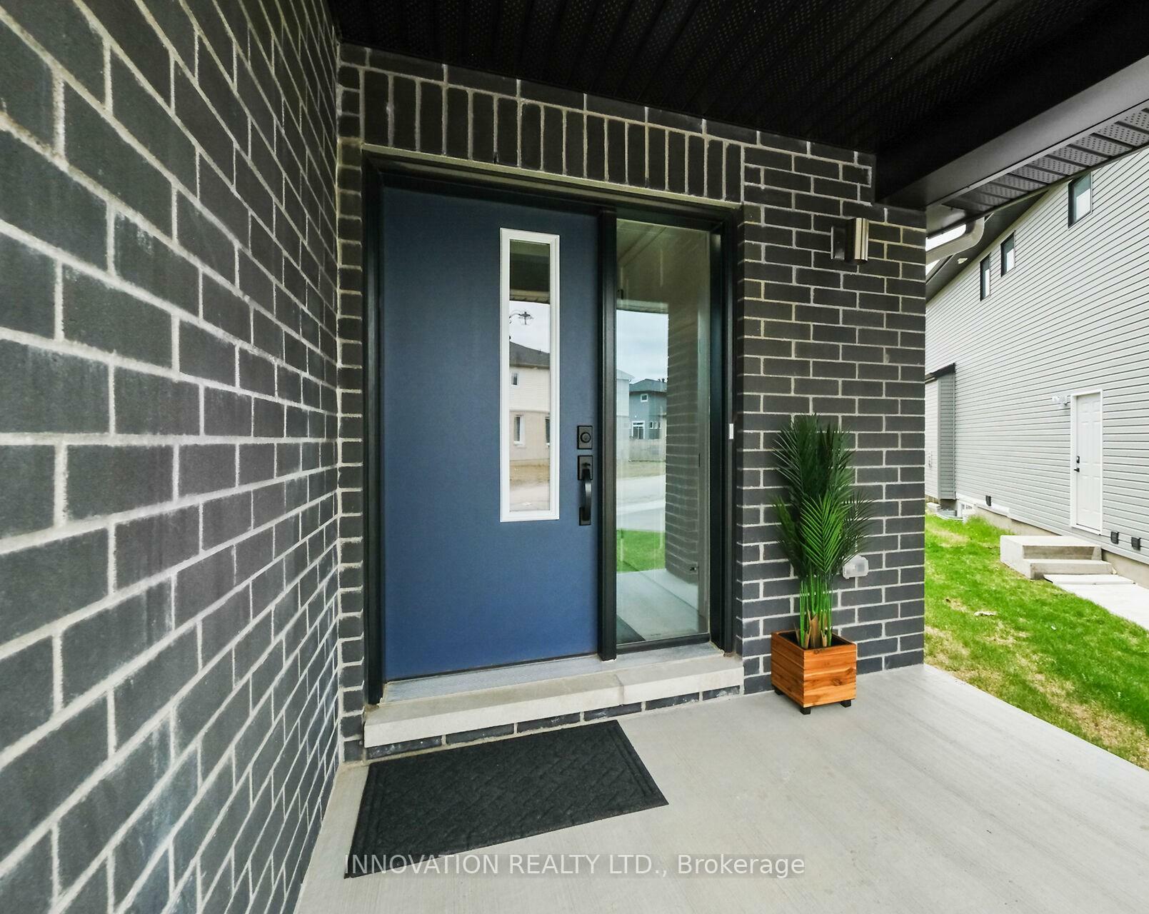 Property Photo: 870 Sendero Way ON K2S 2W9