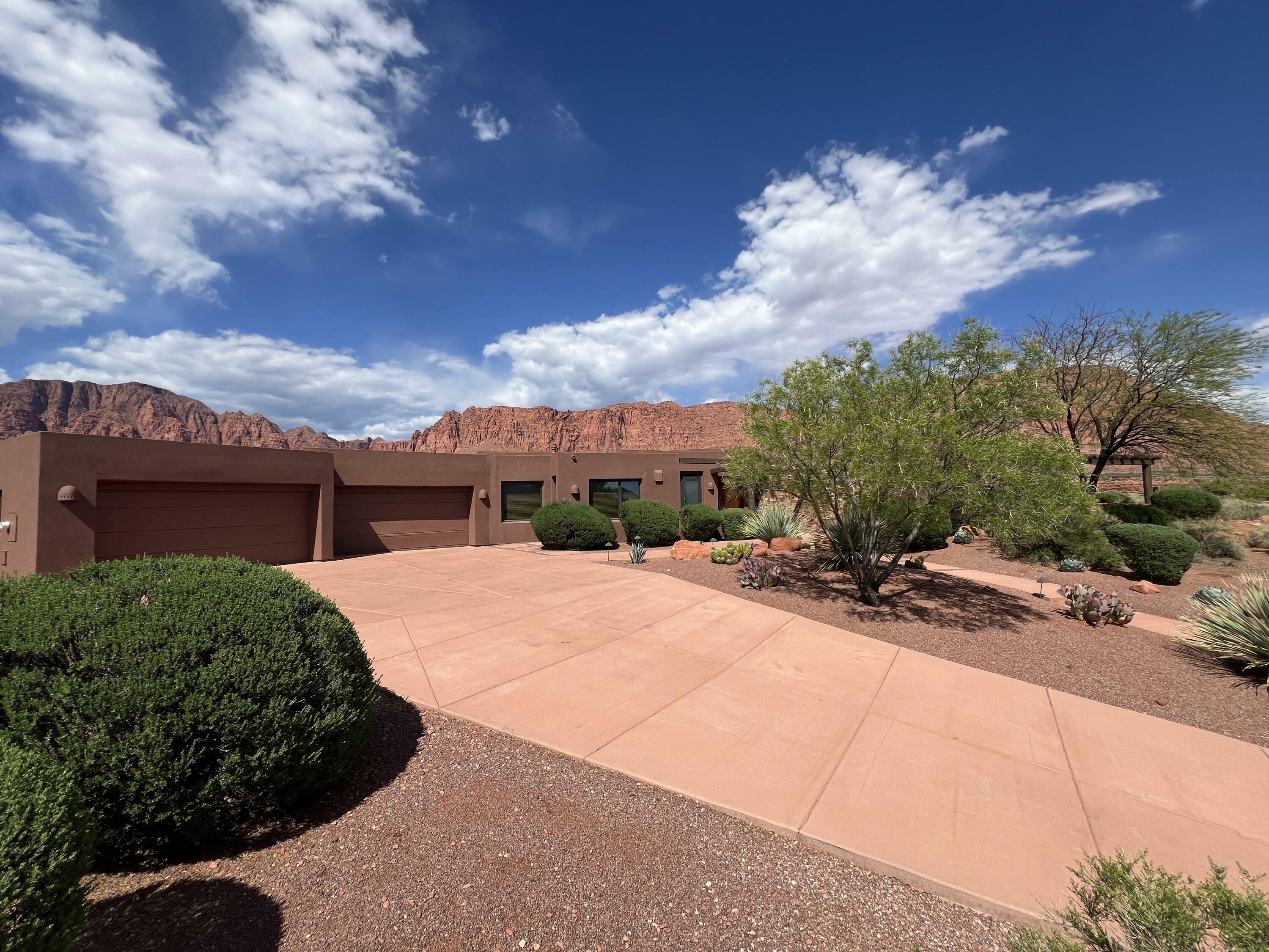 Property Photo: 922 Acequia Ct UT 84738