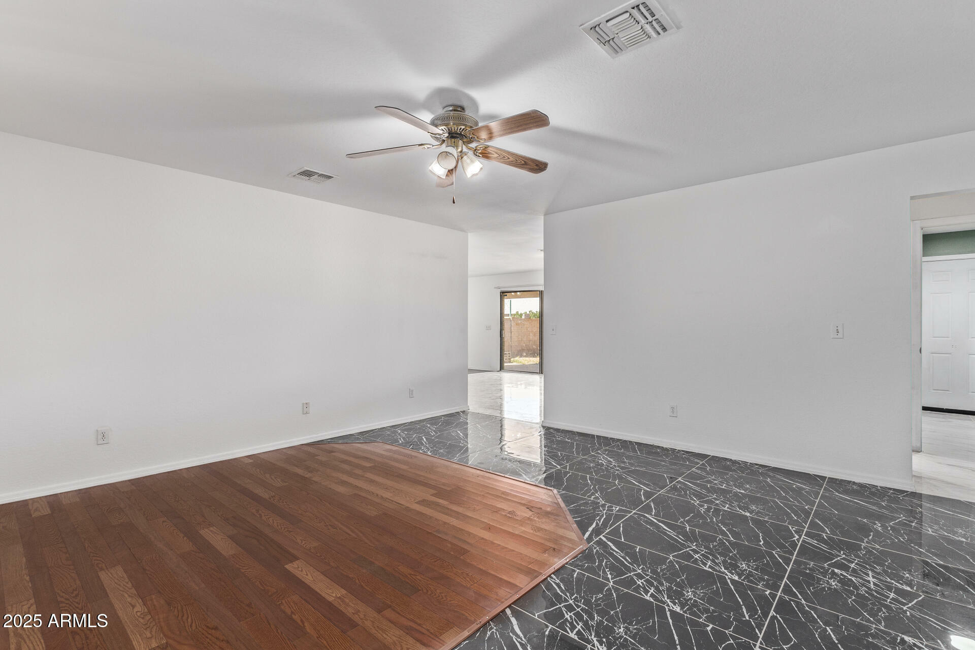 Property Photo: 4004 W Myrtle Avenue AZ 85051