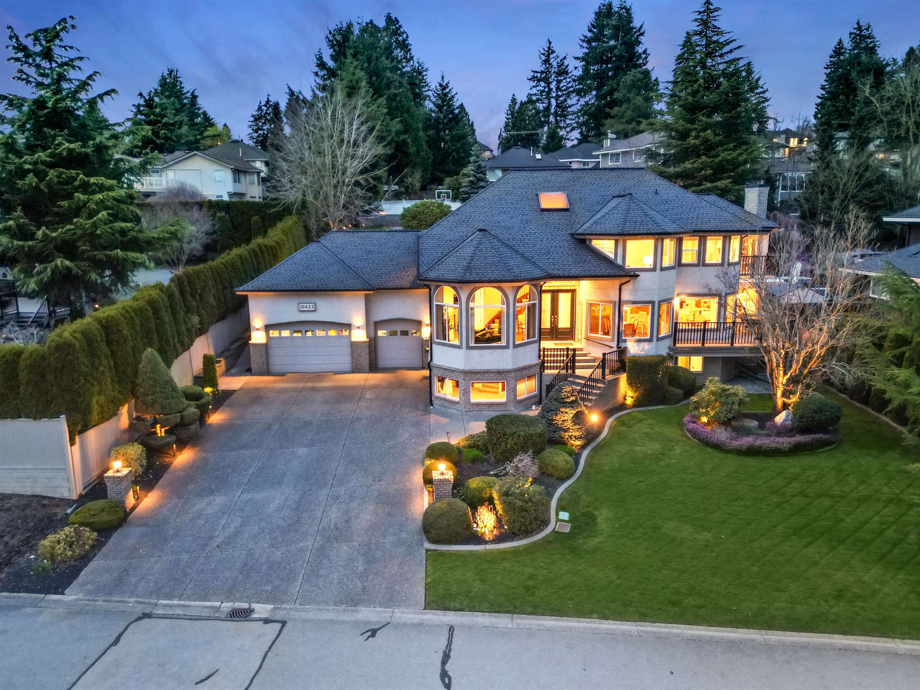 Photo de la propriété: 16425 77 Avenue BC V4N 0L5