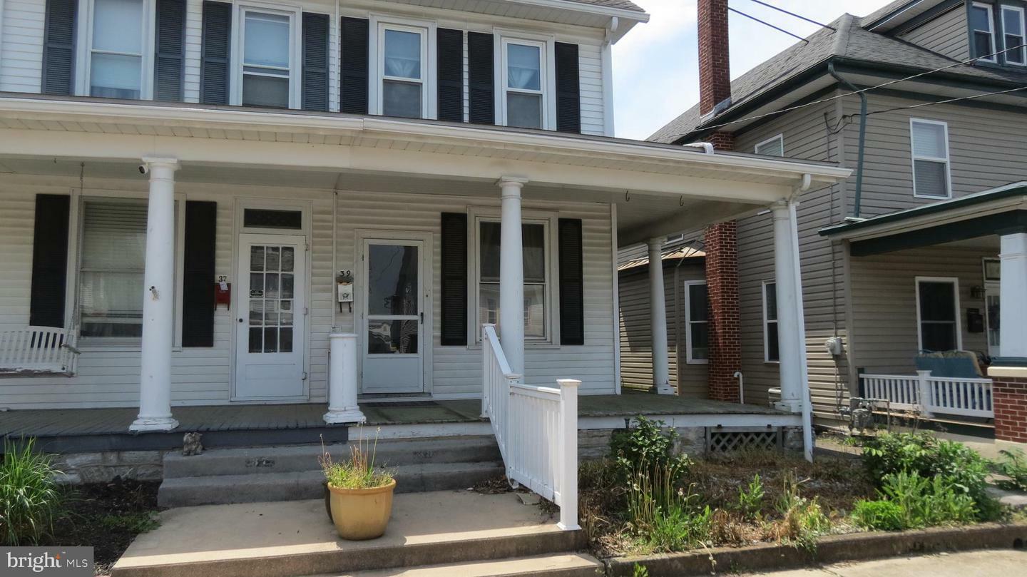 Property Photo:  39 N Grant Street  PA 17078 