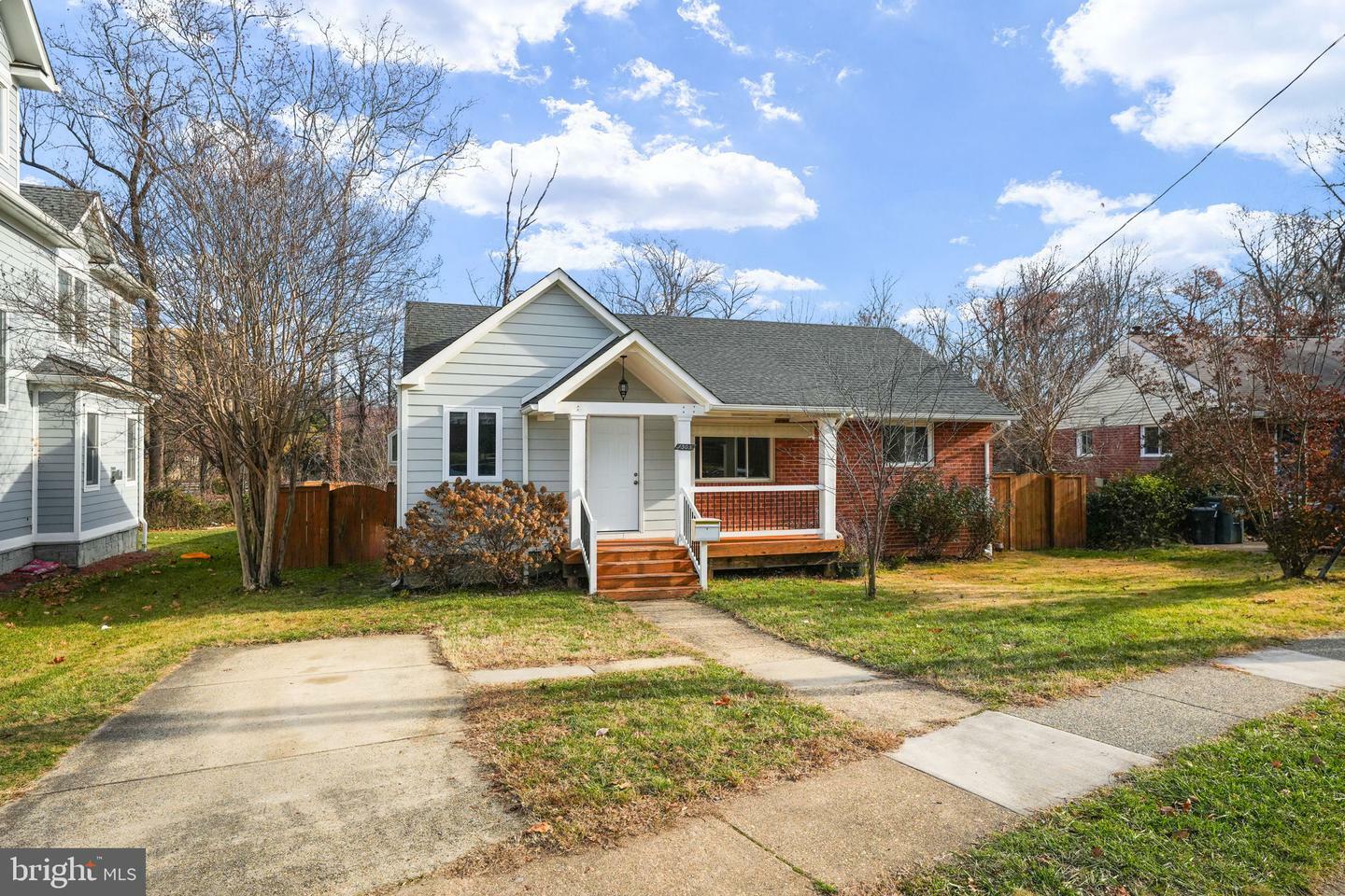 Property Photo: 1305 S Buchanan Street S VA 22204