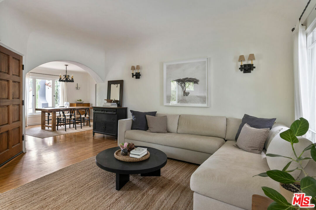 Property Photo: 2332 Lake View Ave CA 90039