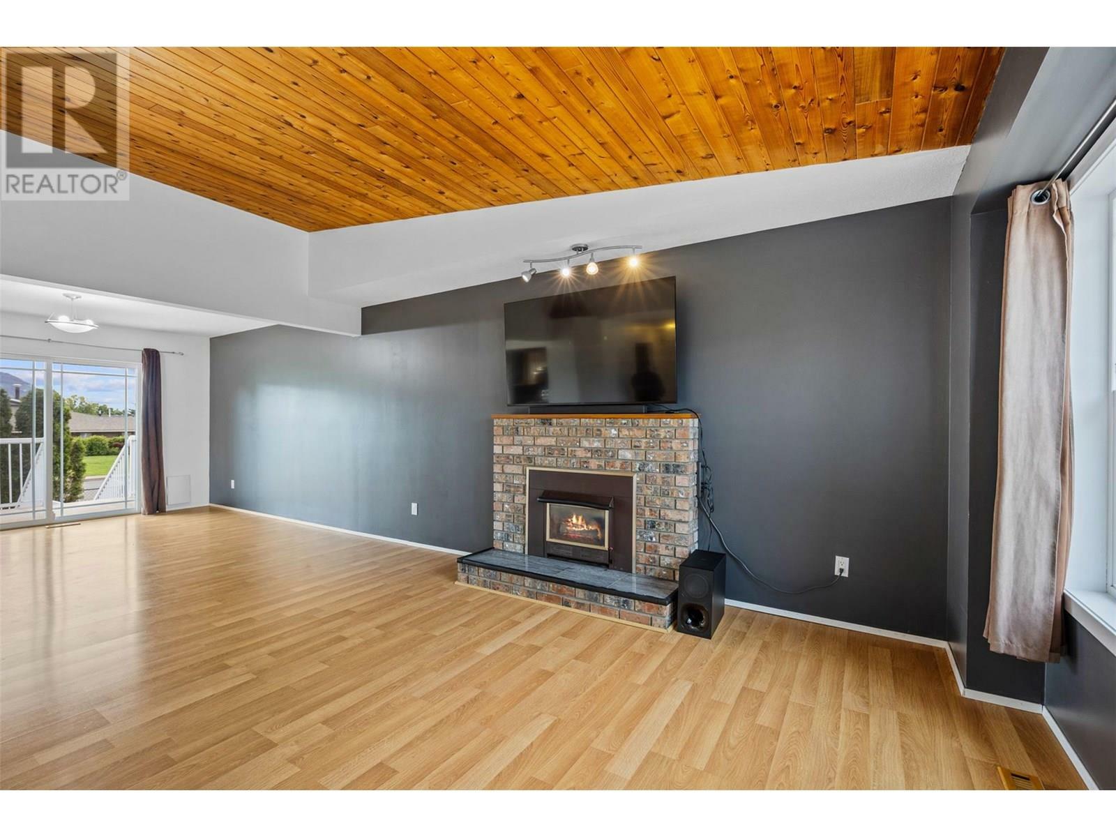 Property Photo: 2203 Bossert Avenue BC V2B 8H6