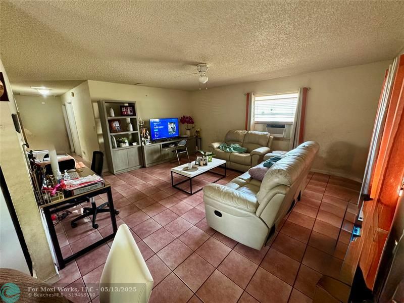 Property Photo: 288 NW 13th Ct FL 33004
