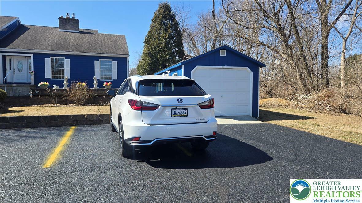 Property Photo: 1640 Brookside Road PA 18062
