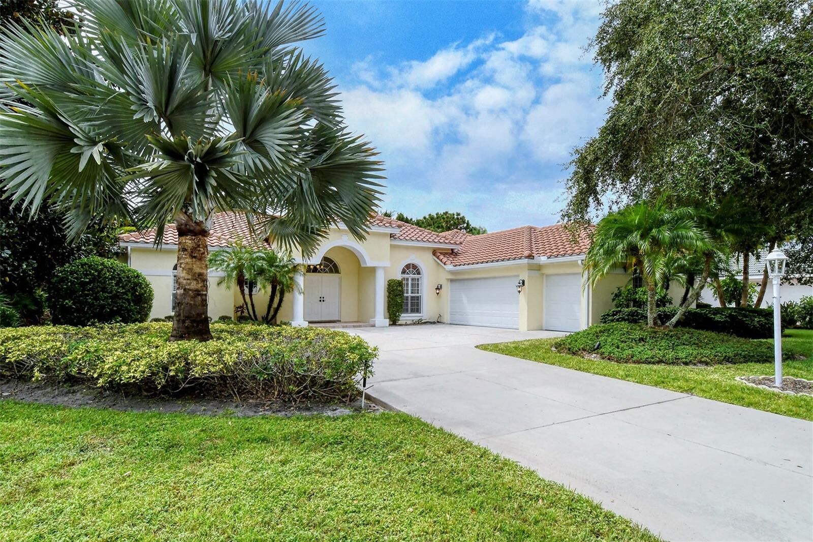 Property Photo: 6628 Saint James Crossing FL 34201