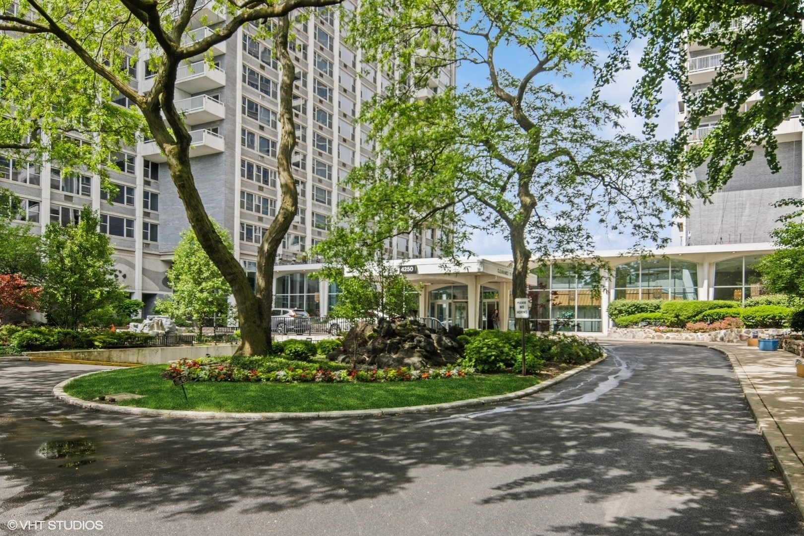 Property Photo: 4250 N Marine Drive 1205 IL 60613