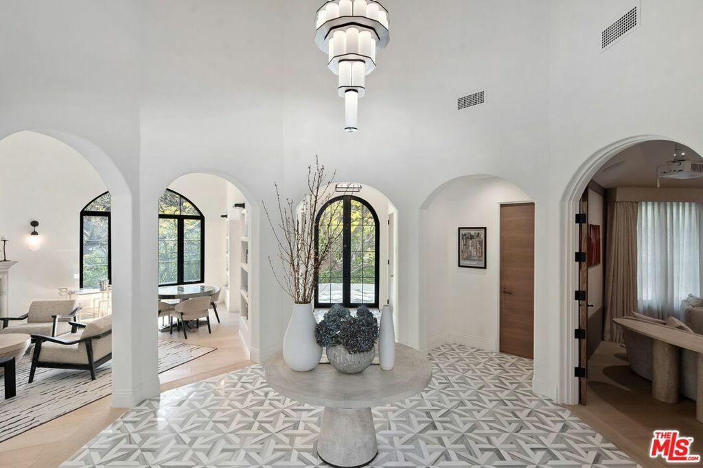 Property Photo: 7651 Willow Glen Road CA 90046