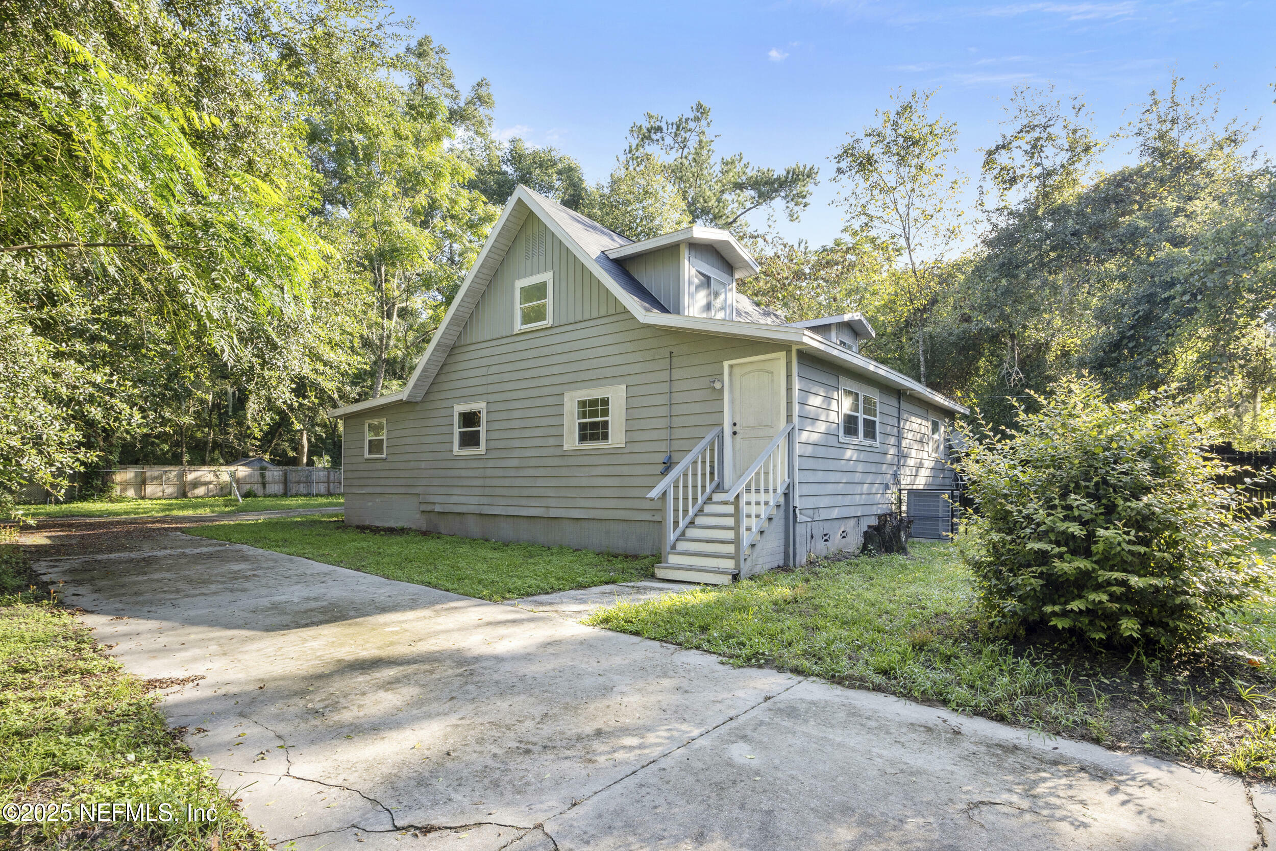 Property Photo: 2435 S Pine Estates Road FL 32218