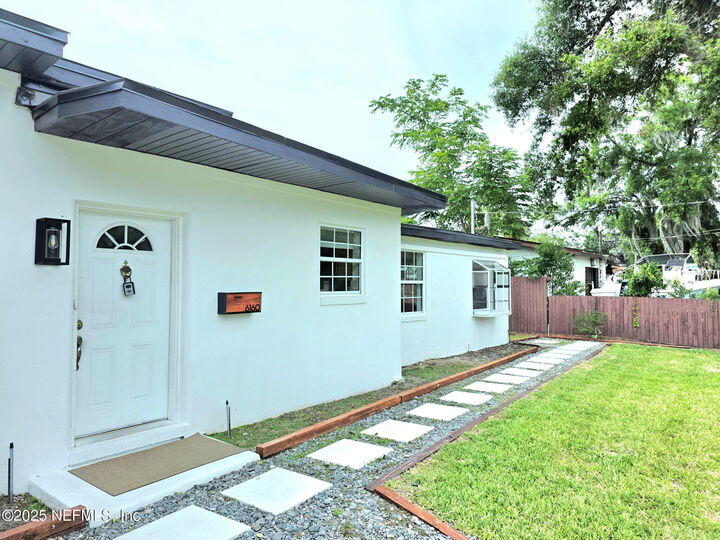 Property Photo: 6160 Fordham Circle E FL 32217