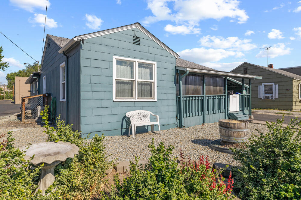 Property Photo: 1633 Division Street OR 97601