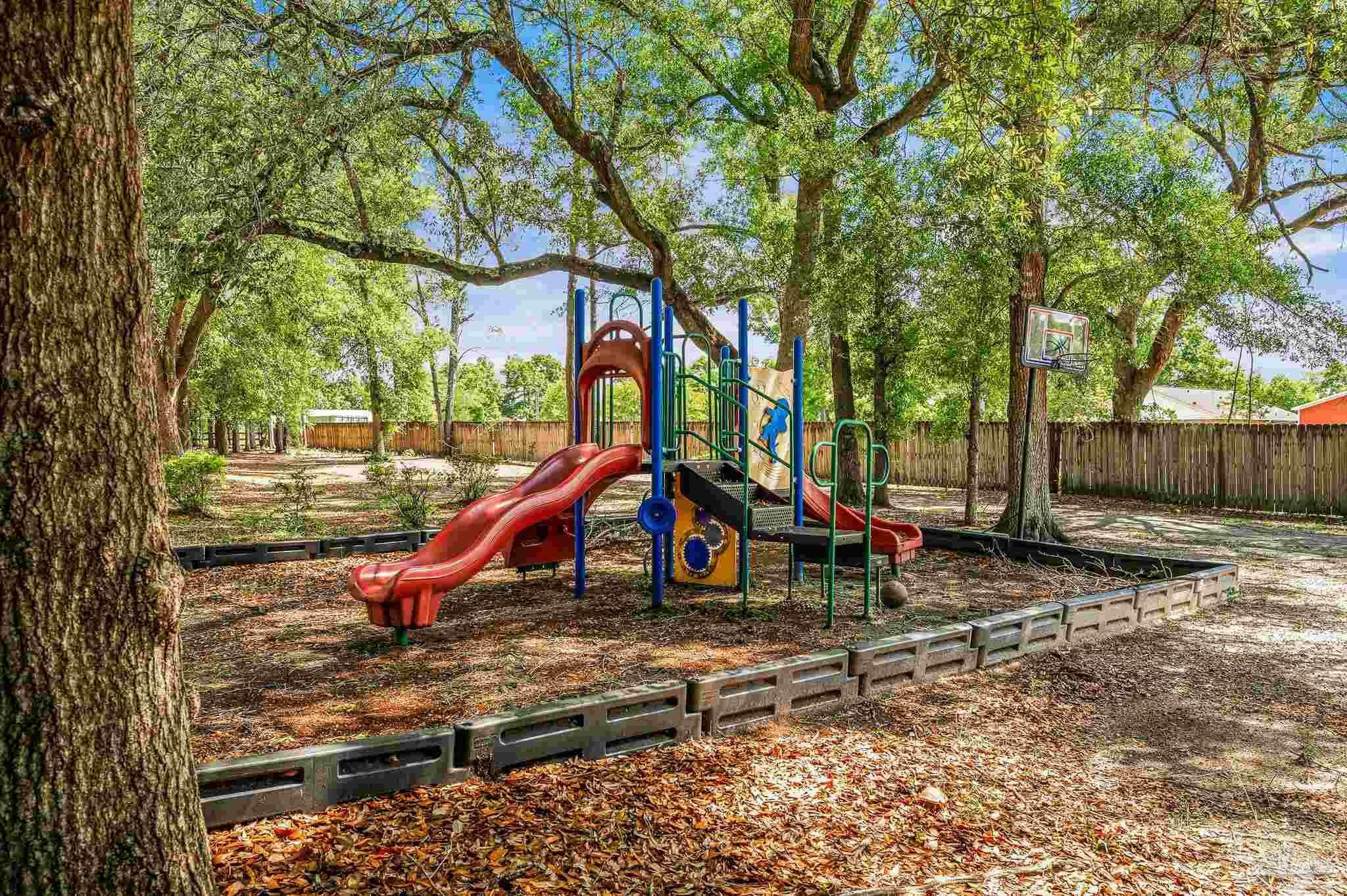 Property Photo: 4901 Skipper Ln FL 32571