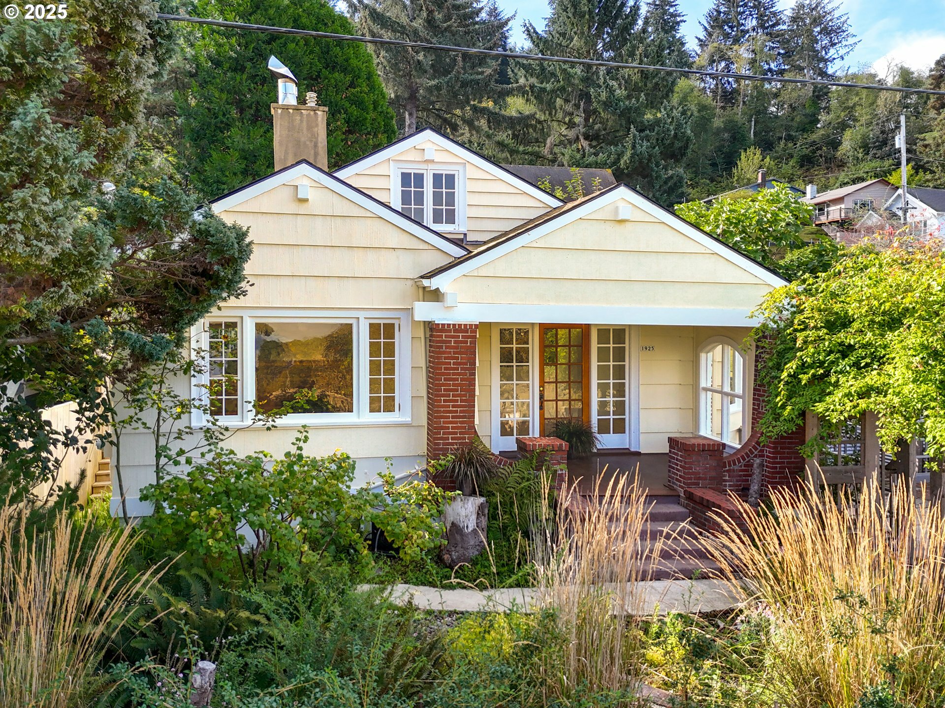 Property Photo: 1925 Irving Ave OR 97103